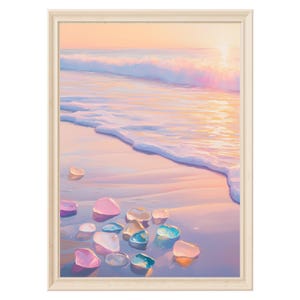 Könnte beinhalten: Gerahmtes Gemälde einer Strandszene bei Sonnenuntergang. Das Kunstwerk zeigt einen sandigen Strand mit bunten, glatten Steinen im Vordergrund. Sanfte Wellen rollen herein, und der Himmel ist in sanften Rosa-, Orange- und Gelbtönen gemalt, wodurch eine ruhige Küstenlandschaft entsteht.