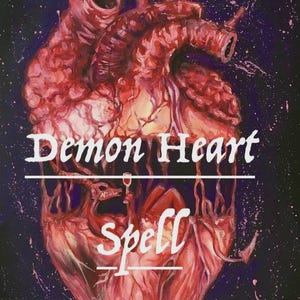 Può includere: Dipinto dettagliato di un cuore umano nei toni del rosso, con le parole "Demon Heart Spell" in bianco. Lo sfondo è scuro con schizzi di vernice bianca, creando un effetto drammatico.