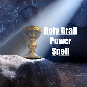 Può includere: Un calice dorato con un interno nero si trova su una roccia grigia in una grotta. Il calice è illuminato da un raggio di luce. Il testo "Holy Grail Power Spell" è scritto in lettere bianche su uno sfondo scuro.