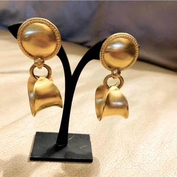1980s Vintage Brushed Gold Toned Clip On Earrings - image 4