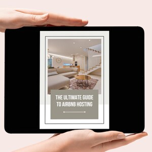 Könnte beinhalten: Ein Tablet-Bildschirm zeigt einen Leitfaden zum Airbnb-Hosting. Der Leitfaden trägt den Titel "The Ultimate Guide to Airbnb Hosting" und zeigt ein Foto eines modernen Wohnzimmers mit einer Couch, einem Couchtisch und einer Treppe.