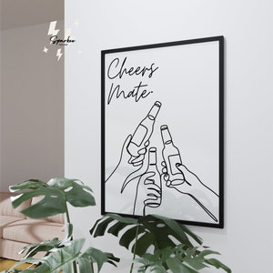 Może przedstawiać: Czarno-biały druk liniowy przedstawiający trzy butelki piwa, które się toastują, z tekstem "Cheers Mate."