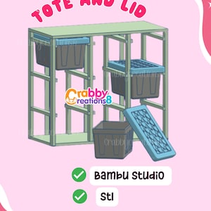 Może przedstawiać: Jasnozielony stojak na torby z trzema ciemnoszarymi pojemnikami do przechowywania i niebieskimi pokrywami. U góry znajduje się napis "TOTE RACK TOTE AND LID". Logo "Crabby Creations8" znajduje się na środku. Tekst "Bambu Studio" i "Stl" znajdują się na dole.