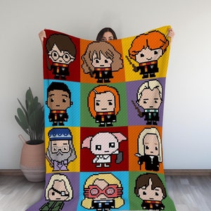 Könnte beinhalten: Eine bunte Häkeldecke mit pixelartigen Figuren aus der Harry-Potter-Reihe. Die Decke besteht aus Quadraten mit verschiedenen Hintergrundfarben und zeigt Figuren wie Harry Potter, Ron Weasley, Hermine Granger und viele mehr.