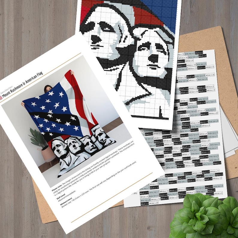 K&ouml;nnte beinhalten: Eine Decke mit der amerikanischen Flagge und Mount Rushmore. Die Decke hat ein blaues Feld mit wei&szlig;en Sternen, rot-wei&szlig;en Streifen und den Gesichtern der Pr&auml;sidenten. Ein Muster f&uuml;r die Decke ist ebenfalls zu sehen.