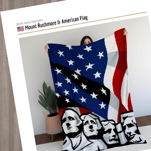 K&ouml;nnte beinhalten: Ein H&auml;kel-Tapestry-Digitalmuster mit dem Mount Rushmore und dem amerikanischen Flaggen-Design. Die Decke zeigt die ikonischen Gesichter der Pr&auml;sidenten in Schwarz und Wei&szlig;, mit einem blauen Sternenfeld und rot-wei&szlig;en Streifen.