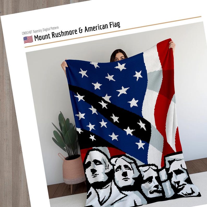 K&ouml;nnte beinhalten: Ein H&auml;kel-Tapestry-Digitalmuster mit dem Mount Rushmore und dem amerikanischen Flaggen-Design. Die Decke zeigt die ikonischen Gesichter der Pr&auml;sidenten in Schwarz und Wei&szlig;, mit einem blauen Sternenfeld und rot-wei&szlig;en Streifen.