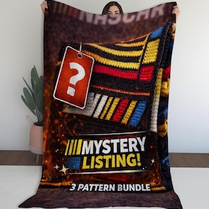 Könnte beinhalten: Eine farbenfrohe, gestrickte Decke mit einem Etikett mit einem Fragezeichen. Die Decke hat eine schwarze Basis mit gelben, roten, blauen und weißen Streifen. Der Text auf der Decke lautet "MYSTERY LISTING!" und "3 PATTERN BUNDLE".