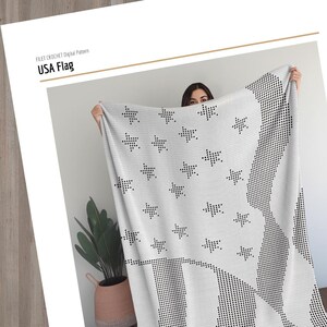 Pu&ograve; includere: Una coperta bianca con un motivo a pois neri che forma le stelle e le strisce della bandiera degli Stati Uniti. La coperta &egrave; tenuta da una persona. Il testo "USA Flag" &egrave; visibile nella parte superiore dell'immagine.
