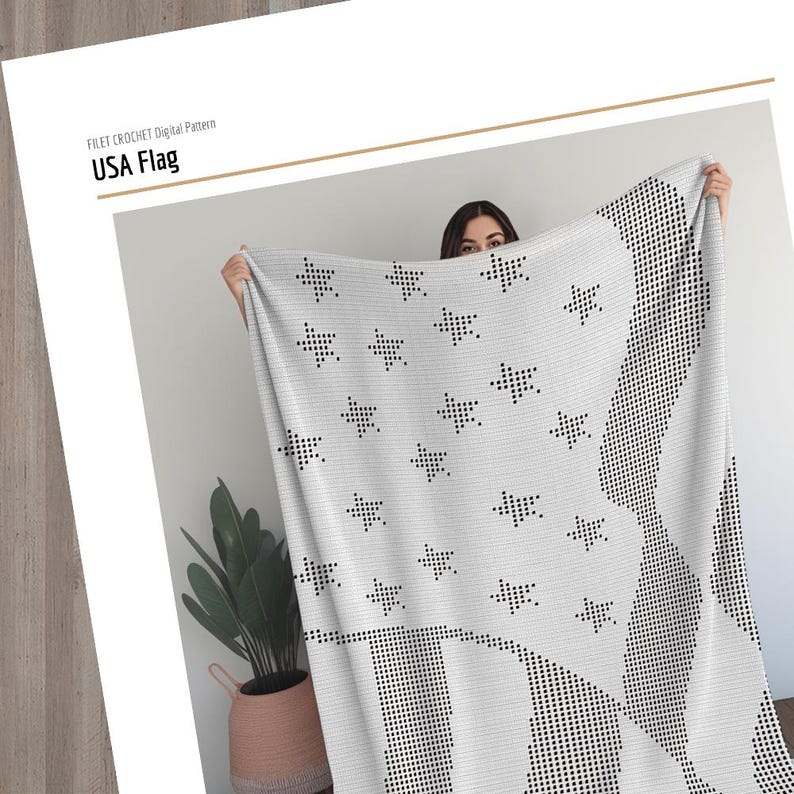 Pu&ograve; includere: Una coperta bianca con un motivo a pois neri che forma le stelle e le strisce della bandiera degli Stati Uniti. La coperta &egrave; tenuta da una persona. Il testo "USA Flag" &egrave; visibile nella parte superiore dell'immagine.