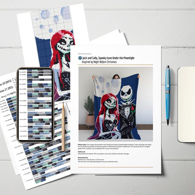 Puede incluir: Un patr&oacute;n de punto de cruz digital con Jack Skellington y Sally de la pel&iacute;cula Pesadilla antes de Navidad. El patr&oacute;n se titula "Jack and Sally, Spooky Love Under the Moonlight" y est&aacute; inspirado en la pel&iacute;cula. El patr&oacute;n se muestra en la pantalla de un tel&eacute;fono y en una manta.