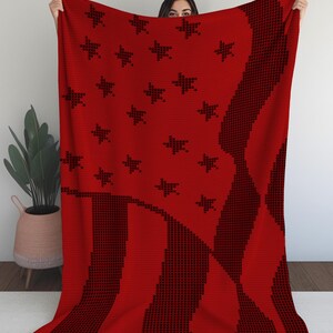 Pu&ograve; includere: Una coperta rossa con un motivo a stelle e strisce nere. La coperta &egrave; realizzata in un materiale morbido ed &egrave; perfetta per rannicchiarsi sul divano. Misura circa 152 cm x 203 cm.