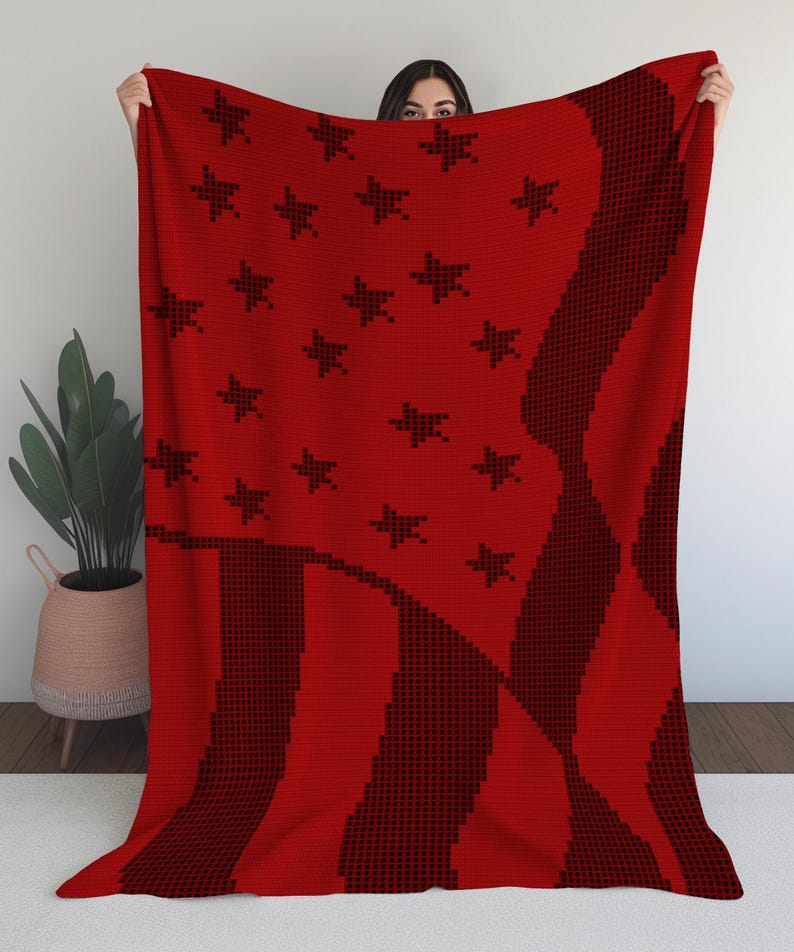 Pu&ograve; includere: Una coperta rossa con un motivo a stelle e strisce nere. La coperta &egrave; realizzata in un materiale morbido ed &egrave; perfetta per rannicchiarsi sul divano. Misura circa 152 cm x 203 cm.