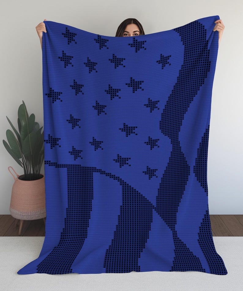 Pu&ograve; includere: Una coperta blu con un disegno che ricorda la bandiera americana. La coperta presenta stelle e strisce blu scuro su uno sfondo blu vibrante. Le stelle e le strisce sono create con un effetto pixelato.