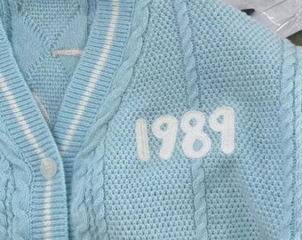 Vibrazioni vintage: cardigan lavorati a maglia blu - Chic autunnale per le donne in stile coreano Y2K, maniche lunghe, calore abbottonato, maglieria da concerto artigianale