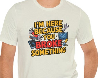 Puede incluir: Una camiseta blanca con un gráfico colorido que dice "Estoy aquí porque rompiste algo". El gráfico incluye herramientas y electrónica.