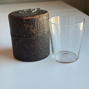 Vaso de medicina de viaje victoriano en estuche con emblema de plata esterlina. Estuche de cuero raro con copa de vidrio soplado a mano.