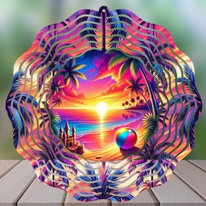 Peut inclure: Un mobile en métal coloré avec une scène de coucher de soleil sur la plage. Le mobile représente des palmiers, une plage de sable, un château de sable et un ballon de plage. L'arrière-plan est un coucher de soleil vibrant avec des teintes roses, orange et violettes.