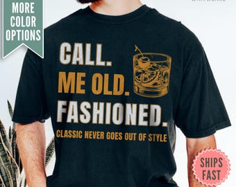 Puede incluir: Una camiseta negra con el texto "Call me old fashioned. Classic never goes out of style." y un gráfico de un cóctel old fashioned con una cereza.