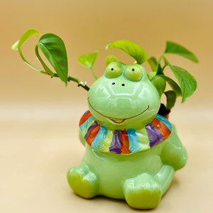 Vintage frog planter, collectible frog shaped ceramic organizer floral arrangements, bathroom storage, green circus animal flower pot