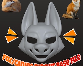 Może przedstawiać: Szary plik bazowy do fursuitu lisa lub psa, wydrukowany w 3D. Maska ma duże uszy, otwory na oczy i pysk. Dwa obrazy lisów znajdują się w tle. Tekst "Fox/Canine Fursuit Base File" jest w kolorze pomarańczowym i czerwonym.