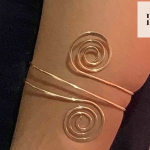 Upper Arm Cuff Gold Jewelry For Women, Retro Bangle Bracelet For Bold Fashion, Perfect Gift for Trendsetters Geometric Bracelets Pattern