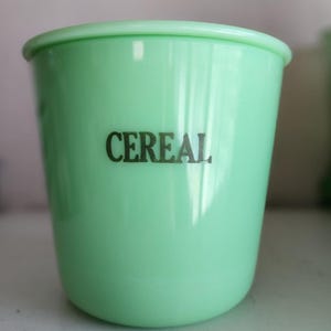 Beautiful Vintage McKee Jadeite Jadite Green Glass CEREAL 48oz Round Canister with Lid Jade-ite Uranium Reactive