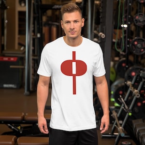 Puede incluir: Camiseta blanca de manga corta con un símbolo rojo en la parte delantera. El símbolo es una línea vertical con un círculo alrededor.
