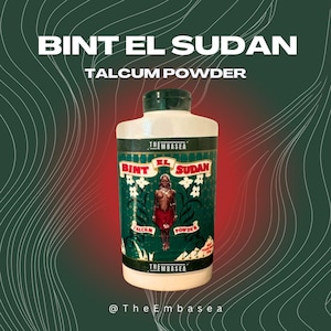Può includere: Una bottiglia di plastica bianca di talco Bint El Sudan con un'etichetta verde che raffigura una donna con una gonna rossa e il testo "Bint El Sudan Talcum Powder".