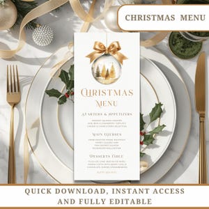 Może przedstawiać: Karta menu bożonarodzeniowego ze złotymi akcentami, z świątecznym wzorem ozdoby z sosnami. Menu zawiera przystawki, dania główne i desery. Karta jest umieszczona na białym talerzu ze złotymi sztućcami.