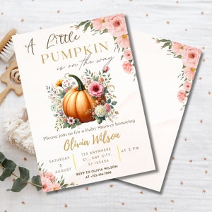 Peut inclure: Invitation de baby shower avec une citrouille aquarelle et un design floral. Le texte dit "A Little Pumpkin is on the way" en script doré. Détails : date, heure et informations RSVP pour la baby shower d'Olivia Wilson.