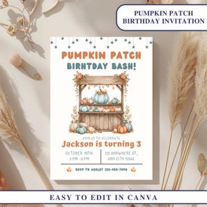 Pode incluir: Um convite de aniversário com tema de abóbora, com o texto "Pumpkin Patch Birthday Bash!" e "Jackson faz 3 anos." O design apresenta uma banca de abóboras com abóboras laranja, brancas e azuis. Fácil de editar no Canva.