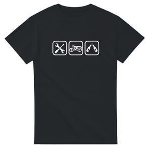 Może przedstawiać: Czarny T-shirt z białym nadrukiem przedstawiającym trzy ikony: klucz i śrubokręt, motocykl i dwie uniesione butelki piwa.