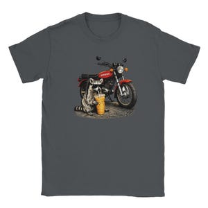 Puede incluir: Camiseta gris oscuro con un diseño de un mapache bebiendo de un vaso junto a una motocicleta roja. La motocicleta tiene la palabra "Simson". El mapache lleva gafas de sol.