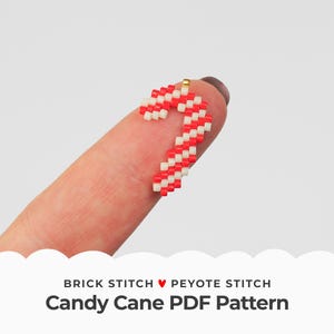 Puede incluir: Un patrón de cuentas de bastón de caramelo rojo y blanco para un proyecto de joyería de cuentas. El patrón está hecho con punto de ladrillo y punto de peyote.