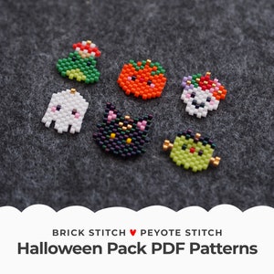 Puede incluir: Un conjunto de seis patrones de cuentas con temática de Halloween, que incluyen un fantasma, una calabaza, un gato negro, un árbol de Navidad, un monstruo y una calavera. Los patrones están hechos con cuentas de colores y están listos para ser cosidos.