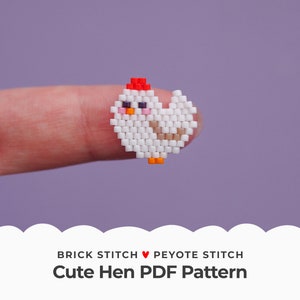 Peut inclure: Un poussin blanc en perles avec une crête rouge, des pieds orange et des yeux noirs. Le poussin est réalisé à l'aide de techniques de perlage en point de brique et en point de peyote. Le texte "Cute Hen PDF Pattern" est affiché sous l'image.