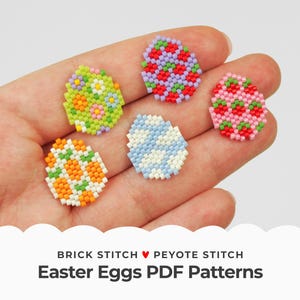 Puede incluir: Cinco adornos de huevos de Pascua de cuentas de colores en varios patrones, incluyendo diseños de cuadros, florales y fresas. Los huevos están hechos con punto de ladrillo y punto de peyote.