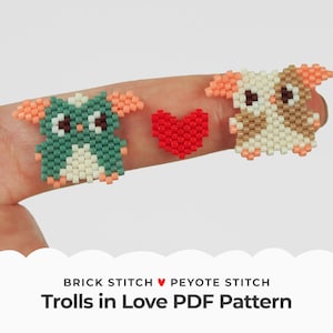 Puede incluir: Un patrón PDF para hacer dos figuras de troll con cuentas, con un corazón rojo entre ellas. El texto "BRICK STITCH ♥ PEYOTE STITCH Trolls in Love PDF Pattern" está en la parte inferior de la imagen.