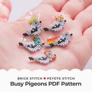 Op de afbeelding: Vijf kralen-duiven ornamenten in verschillende kleuren, waaronder grijs, paars, groen, oranje en geel. De duiven dragen kronen en hoeden. De tekst "Brick Stitch ♥ Peyote Stitch Busy Pigeons PDF Pattern" staat onderaan de afbeelding.