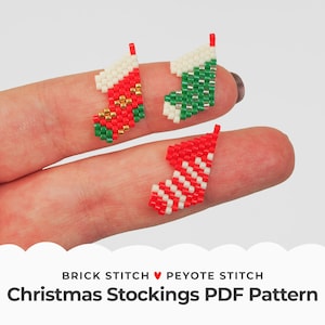 Puede incluir: Tres adornos de calcetines de Navidad hechos con cuentas rojas, blancas y verdes. Los adornos están hechos con punto de ladrillo y punto de peyote.