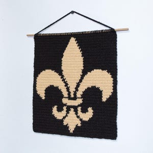 Patrón de tapiz de ganchillo con flor de lis, diseño en PDF para colgar en la pared con lirio heráldico