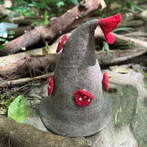 Chapeau de sorcière gris avec champignon, chapeau de sorcier, chapeau d'Halloween, chapeau drôle, chapeau d'elfe, chapeau de sorcière en feutre, chapeau en laine fantaisie, chapeau de costume, chapeau Renaissance.