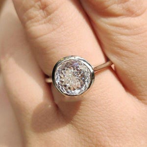 2 Ct Portugiese Rundschliff Moissanite Verlobungsring Einfache Lünette Set Moissanite Hochzeit Brautring Klassischer Solitär Versprechensring für Sie.