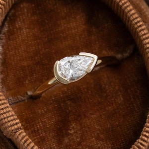 Anel de noivado de moissanita pera 1,0CT: solitário de meia moldura de ouro 10K