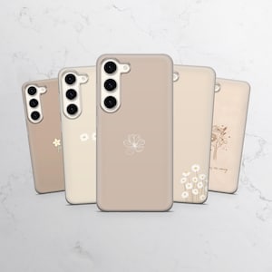 Könnte beinhalten: Fünf beige und cremefarbene Smartphone-Hüllen in einer Reihe, jede mit einem einzigartigen weißen Linien-Blumenmuster. Die Hüllen haben einen vertikalen Kameraausschnitt, und eine Hülle zeigt eine kleine Blumenstrauß-Illustration mit Text.