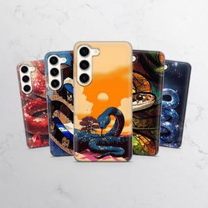 Puede incluir: Cinco fundas rectangulares para teléfono con diversas ilustraciones de serpientes. Los diseños incluyen una serpiente roja con gemas, una serpiente azul y dorada, una serpiente azul ante un atardecer naranja, una serpiente de vitral y una serpiente azul.