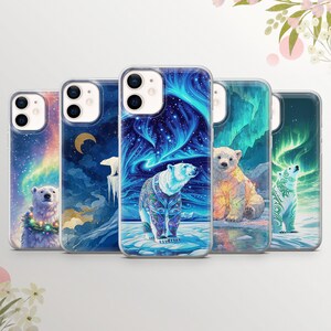Könnte beinhalten: Fünf Handyhüllen mit Eisbären-Designs. Jede Hülle zeigt eine andere künstlerische Darstellung eines Eisbären vor dem Hintergrund farbenfroher Himmel, darunter Nordlichter und Sternennächte. Die Hüllen sind transparent mit glänzendem Finish.