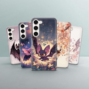 Può includere: Cinque custodie per telefono con illustrazioni di pipistrelli. Le custodie presentano vari design, tra cui pipistrelli con accenti di farfalle, sfondi floreali e un pipistrello dei cartoni animati. Le custodie sono in diversi colori e stili.