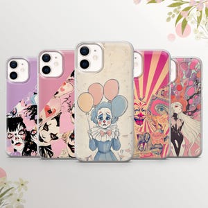 Op de afbeelding: Set van vijf telefoonhoesjes met verschillende ontwerpen. De hoesjes zijn transparant met een kleurrijk ontwerp gedrukt op de achterkant. Een hoesje heeft een clown met ballonnen, een ander heeft een circusscène, een ander heeft een vrouw met een kroon, een ander heeft een vrouw met een kroon en een ander heeft een vrouw met een kroon.